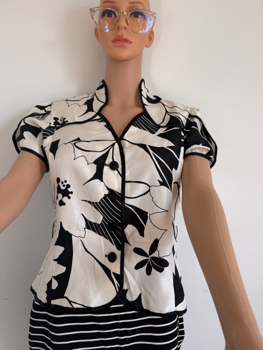 Y2k vintage Black & White Floral Short-Sleeve Button Blouse
